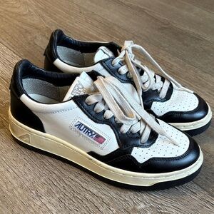 Autry Medalist Black & White Leather Sneakers Italian Size 38 US 7 or 7.5